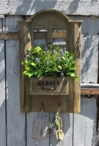 Okno z ziołami i zawieszkami-kompozycja,zioła,zielnik,zawieszki,ozdoba,dekoracja,kuchnia,restauracja